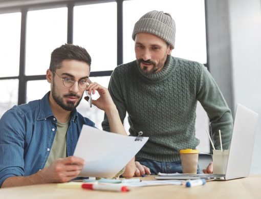 coworkers-having-lunch-office_273609-6918